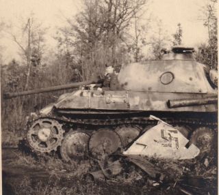 Wwii Snapshot Photo Gi In Captured Ko German Panther Tank Germany 1945