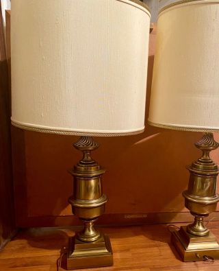 Vintage Pair Stiffel Brass Trophy Urn Lamps Hollywood Regency Traditional.